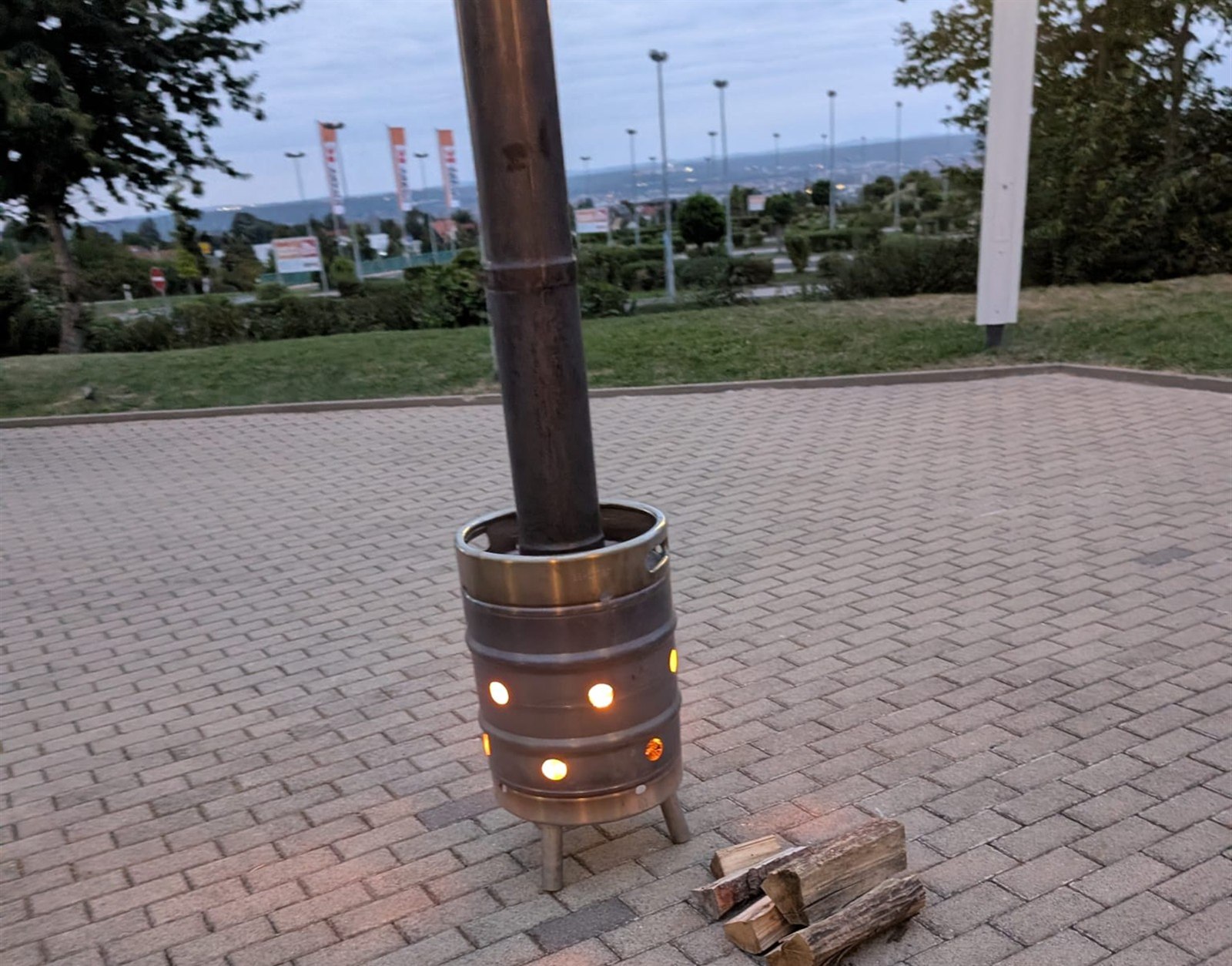 Die bierbomb Feuertonne am Rand des Hofes, dahinter öffnet sich der Blick über das Tal Richtung Dresden