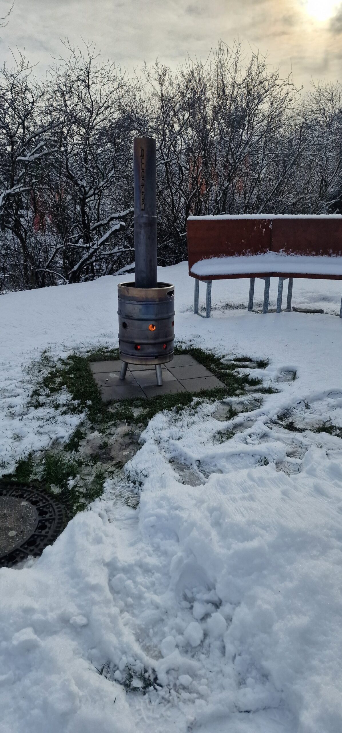Die bierbomb Feuertonne brennt im Schnee