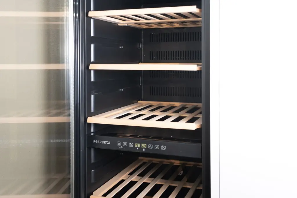 Geöffneter Weinklimaschrank mit Holzeinschüben