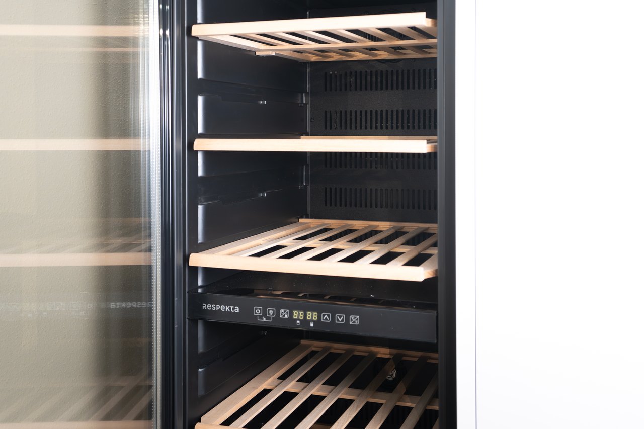 Geöffneter Weinklimaschrank mit Holzeinschüben