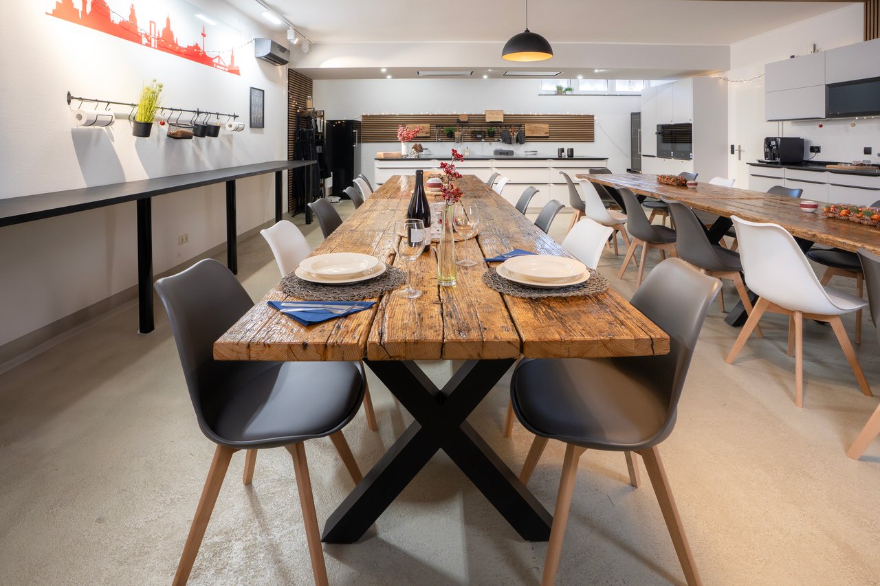 Eingedeckte Tafel mit Weingläsern