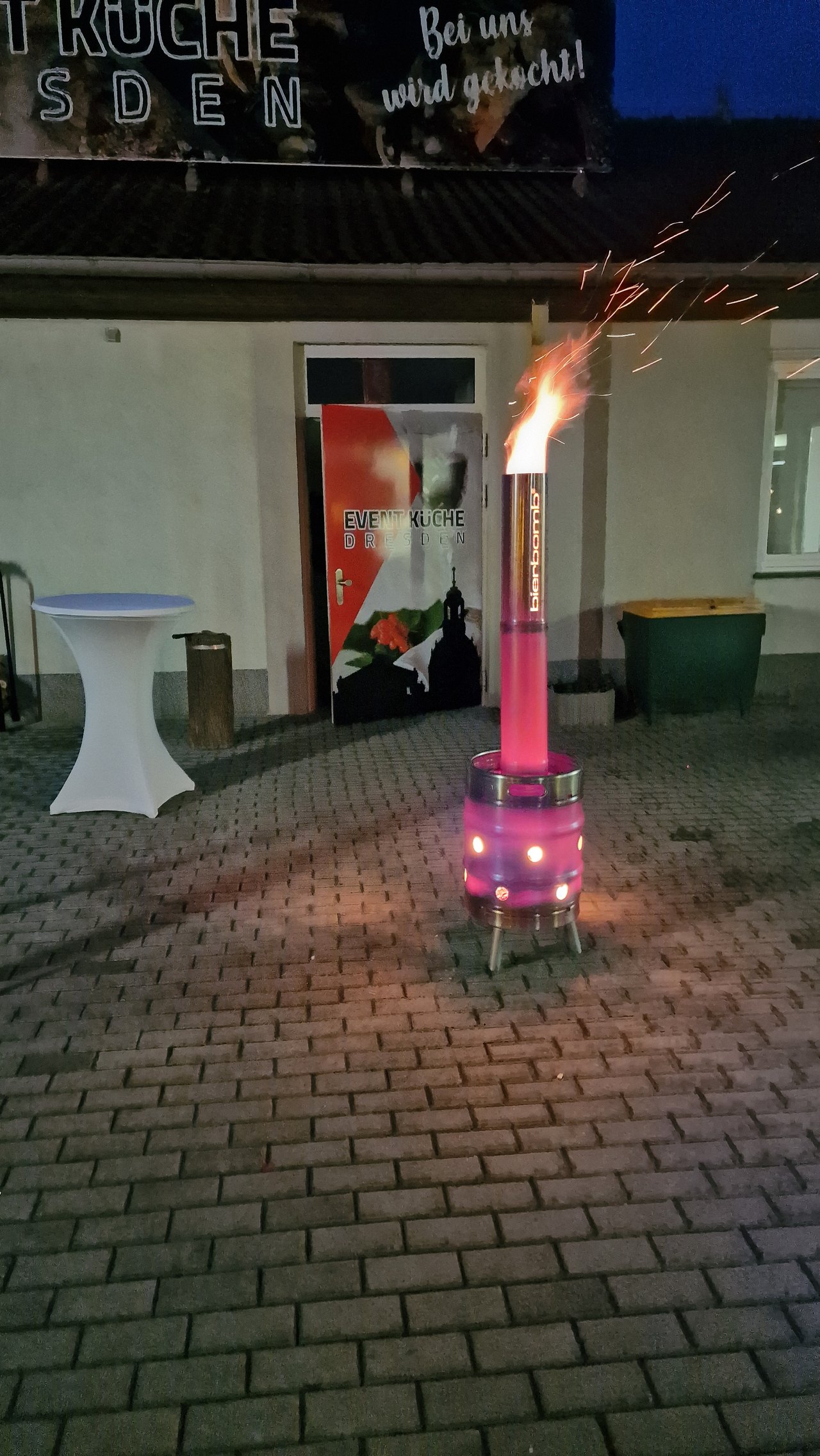 Die bierbomb Feuertonne brennt abends im Hof der Event-Küche Dresden