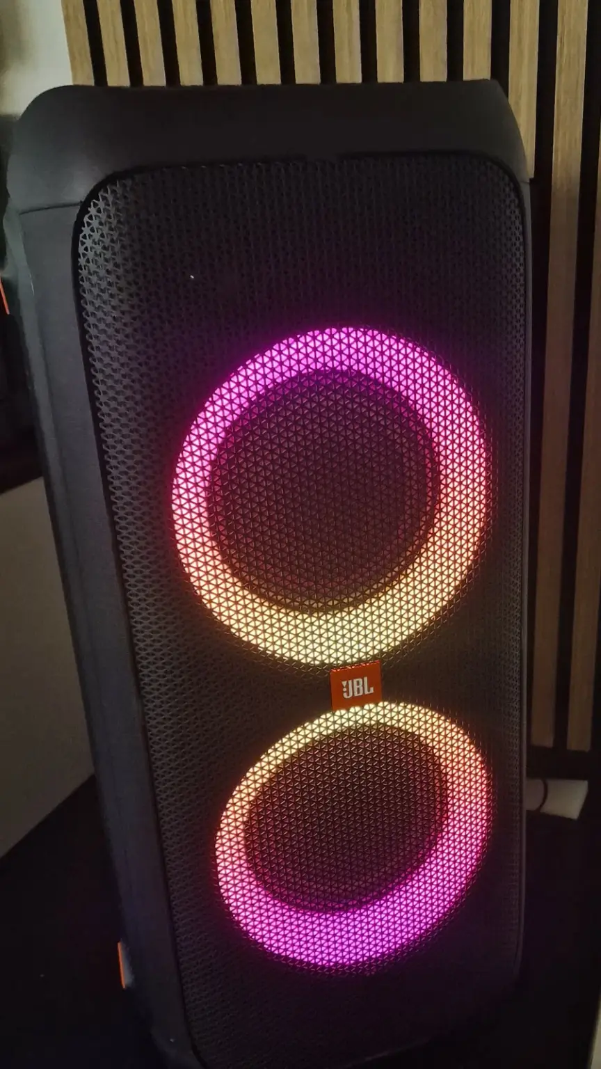 JBL-Musikbox mit leuchtenden Ringen in der Event-Küche Dresden