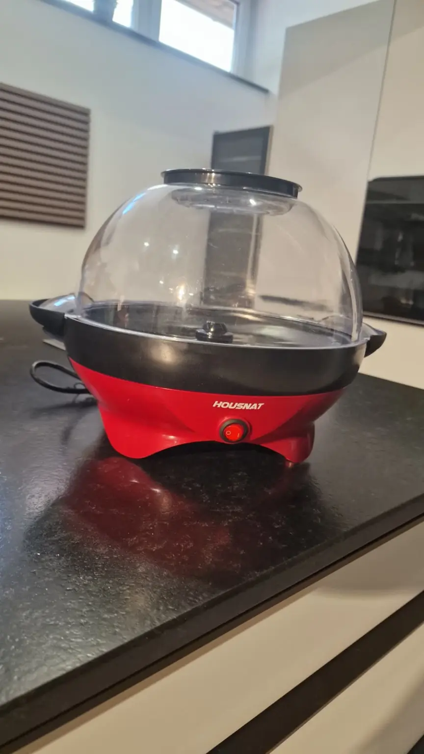 Rote Popcornmaschine auf der Arbeitsplatte der Event-Küche Dresden